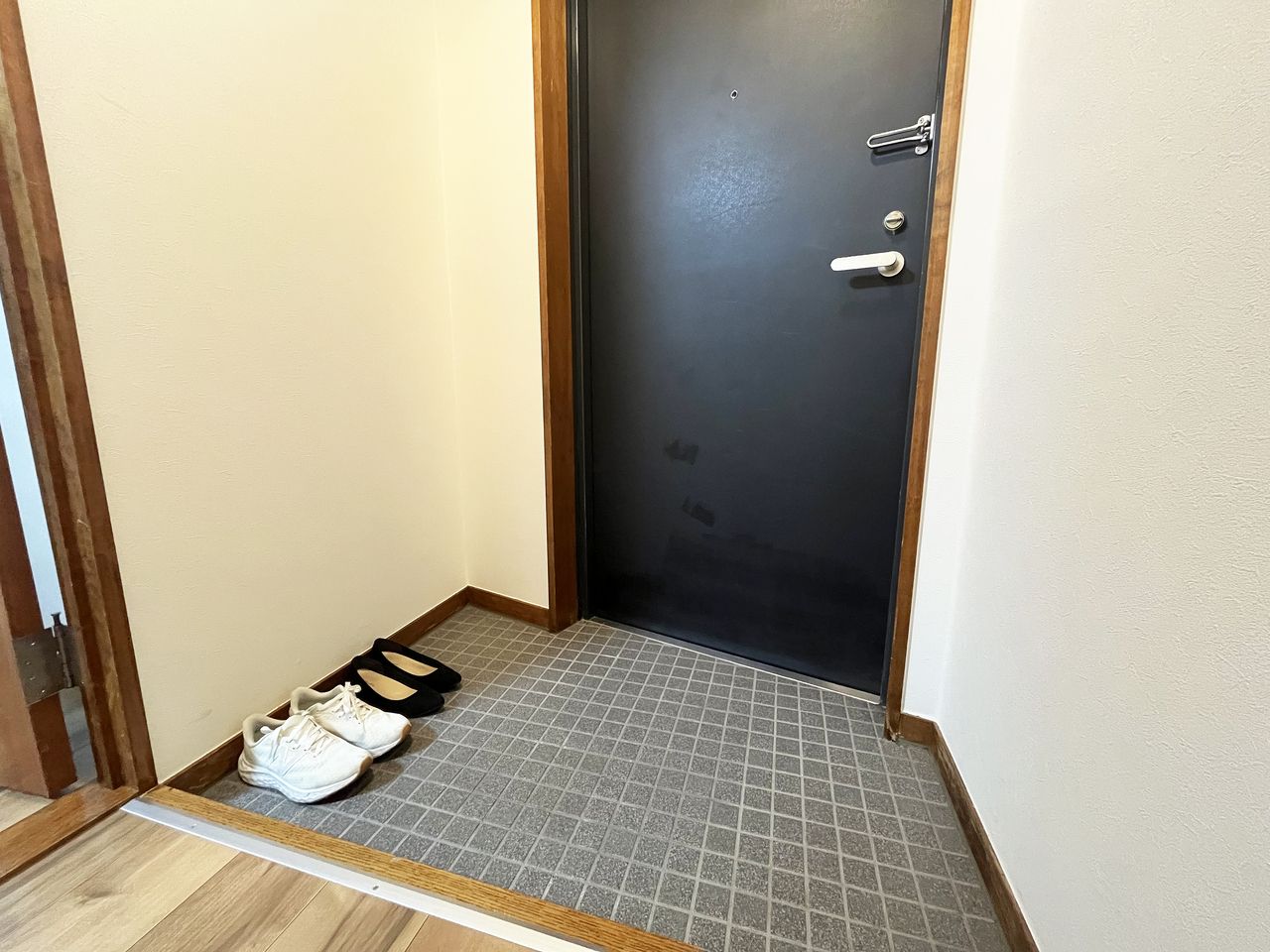 室内から見た玄関