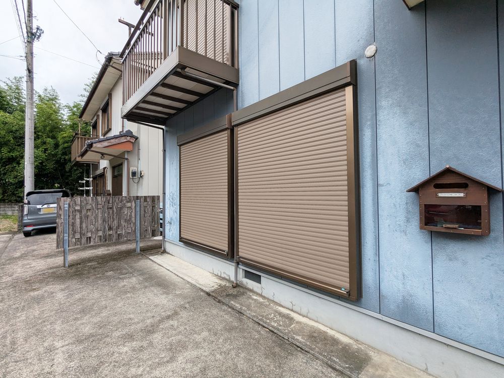 シャッター雨戸 大きな窓には全てシャッター雨戸が付いています。防犯対策にヨシ。台風などに自然災害の際にも役立ちます。