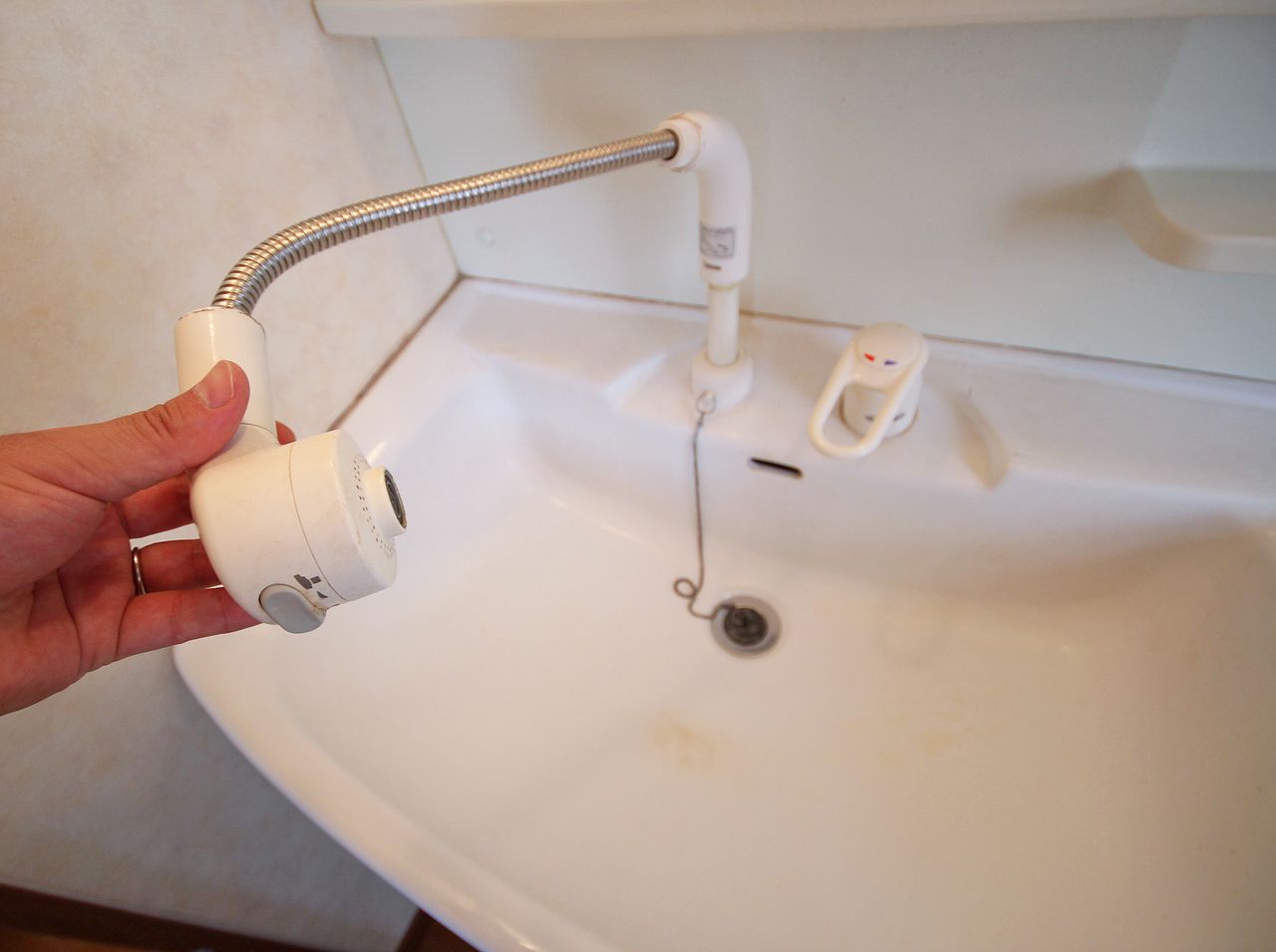 シャワー洗面台 伸びるタイプなので、頭を洗い流したり手洗いのお洗濯、ボウルのお掃除など使い方は色々!