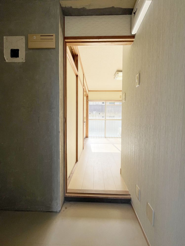 室内へ