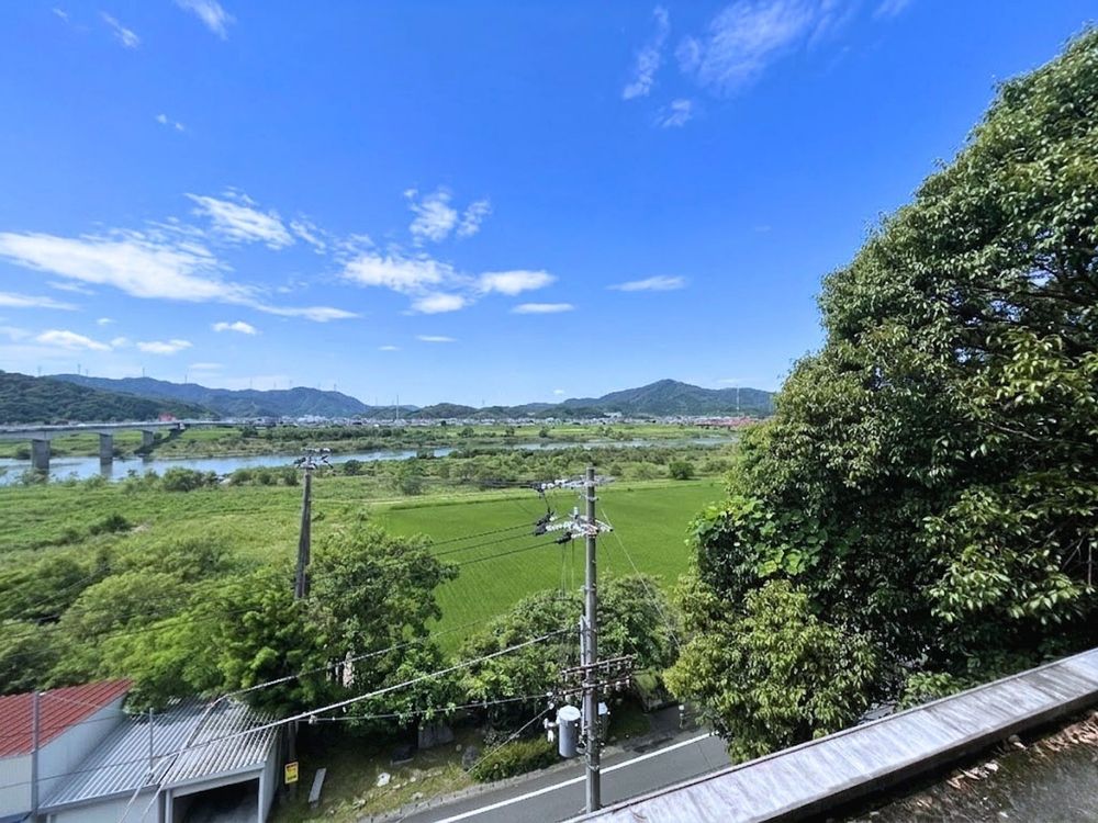 サービスバルコニー 広々したサービスバルコニーからは四万十川も見ることができます♪