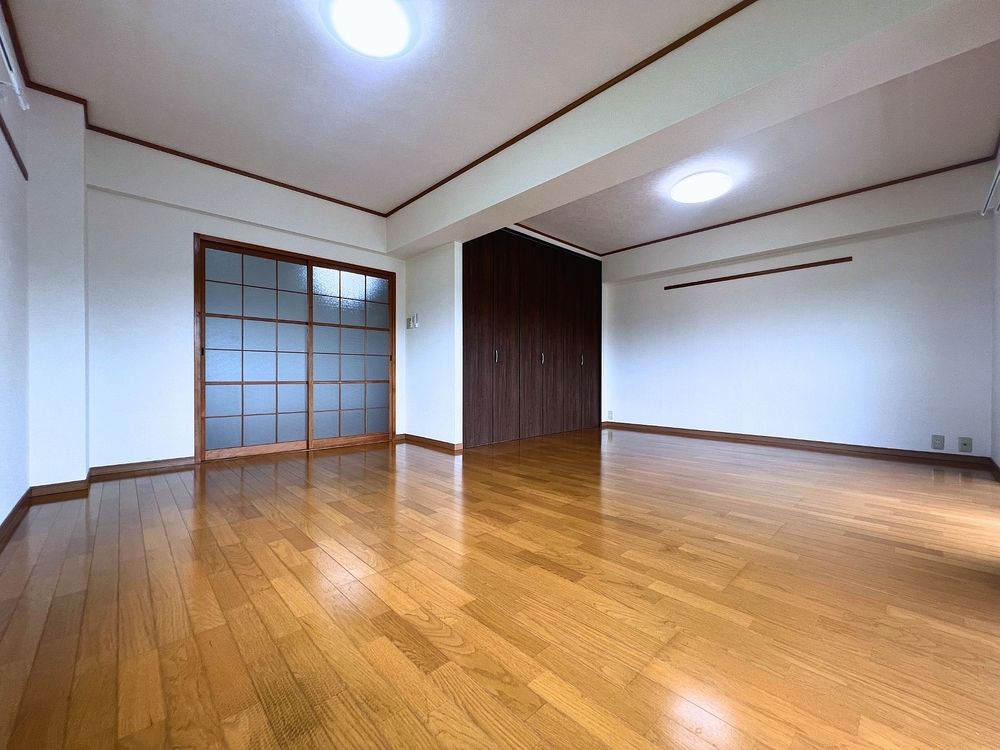 南側洋室 広い!!ソファ、大きなテレビ、テーブルを置いても余裕です!