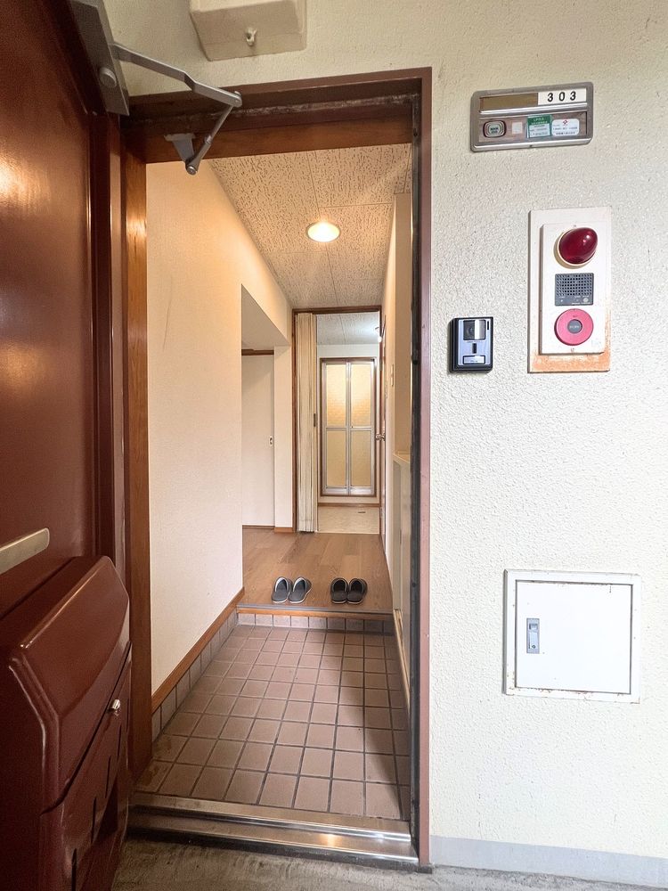 室内へ