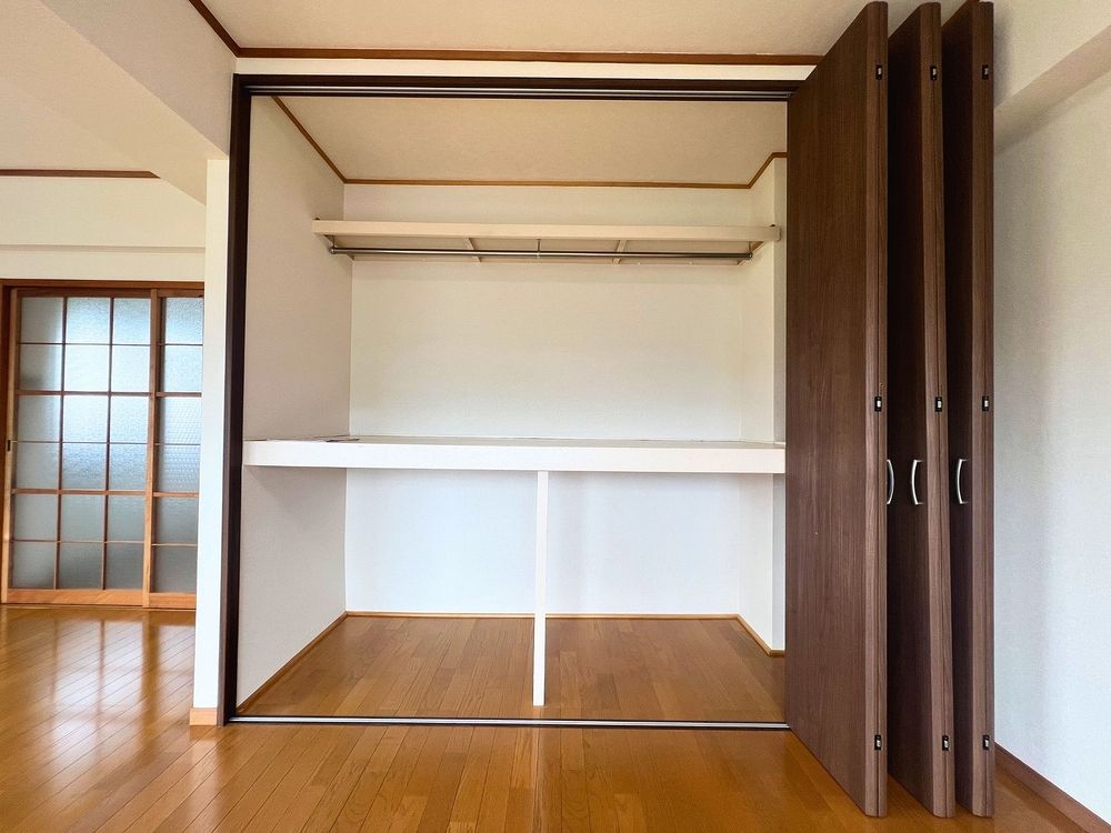クローゼット 収納扉は片側にまとめて寄せられる可動式♪ 開口部を広く使えるので、大きな荷物の出し入れもスムーズです。