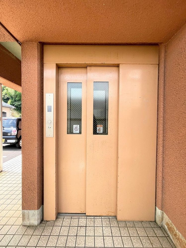 エレベーター エレベータ付きで居住階の7階まで楽に行くことができます。引っ越しの際にも役立つ設備。