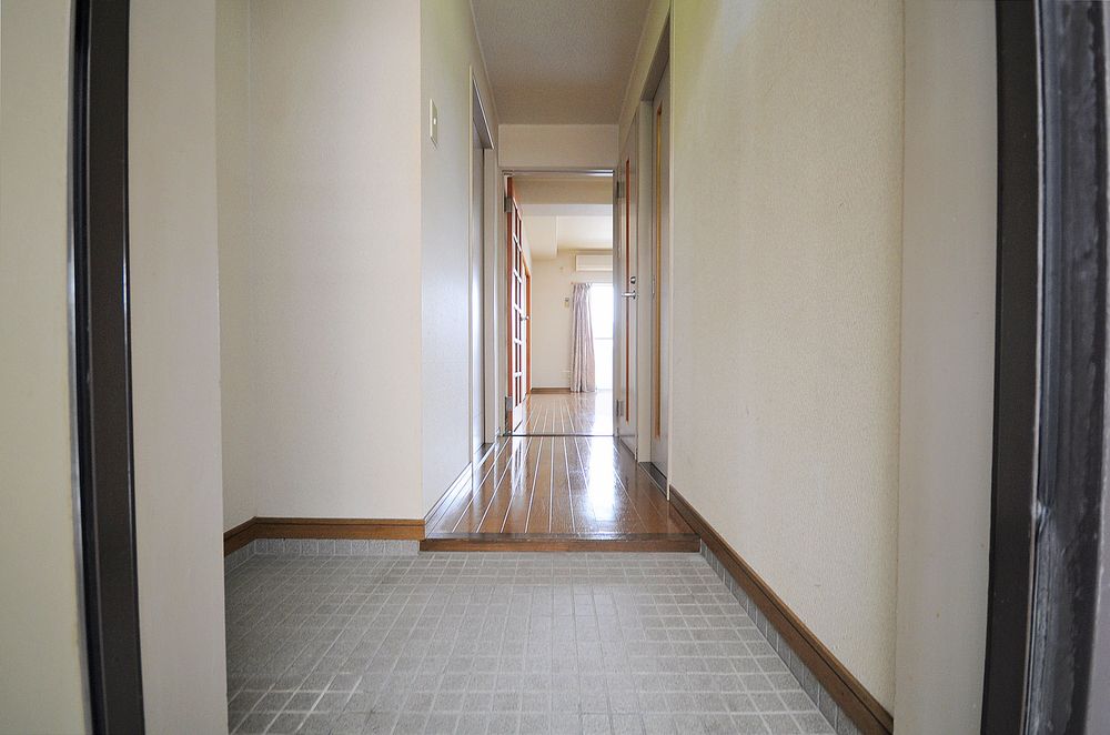 玄関から見た室内