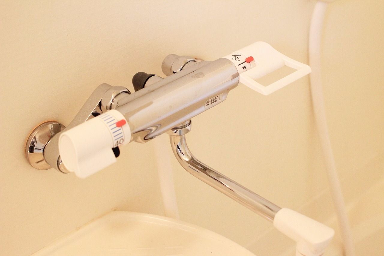 サーモスタットバス水栓 すばやく自動で調節してくれるので捨て水の量を最小限にすることができます。もちろん節水だけでなくこまめに2つのハンドルをひねって温度を調節する手間も省ける点も大きなメリットです。