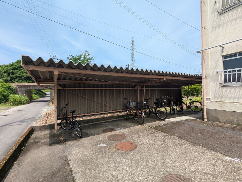 駐輪場 敷地内には駐輪場があるので、バイクや自転車を雨ざらしにせず保管できます。