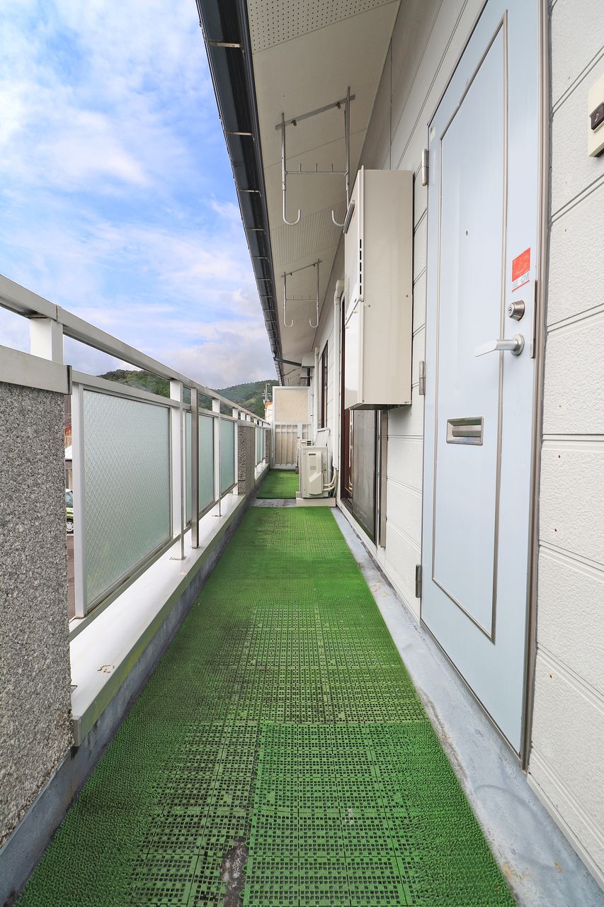 玄関横にバルコニー