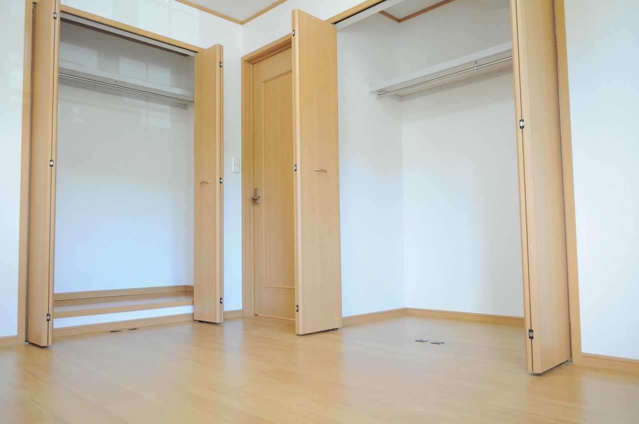 クローゼット 各洋室にはクローゼットがしっかり付いています。荷物が多い方には嬉しい設備。