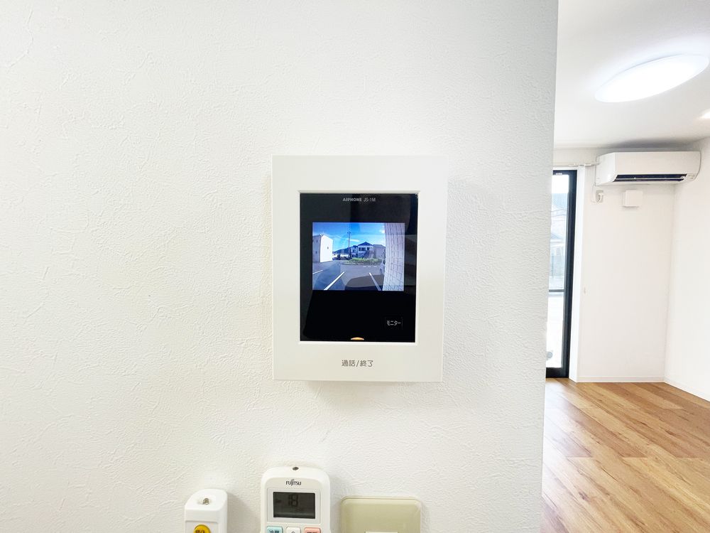 カラーモニターホン 来訪者をカラー映像で確認できます。防犯対策にも◎