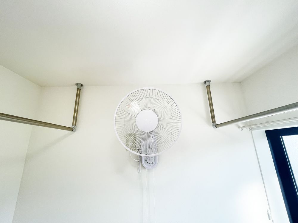 サーキュレーター WIC、もしくは室内洗濯物干し場になるであろう2階の小部屋にサーキュレーターを設置しました。空気が循環しまくります!