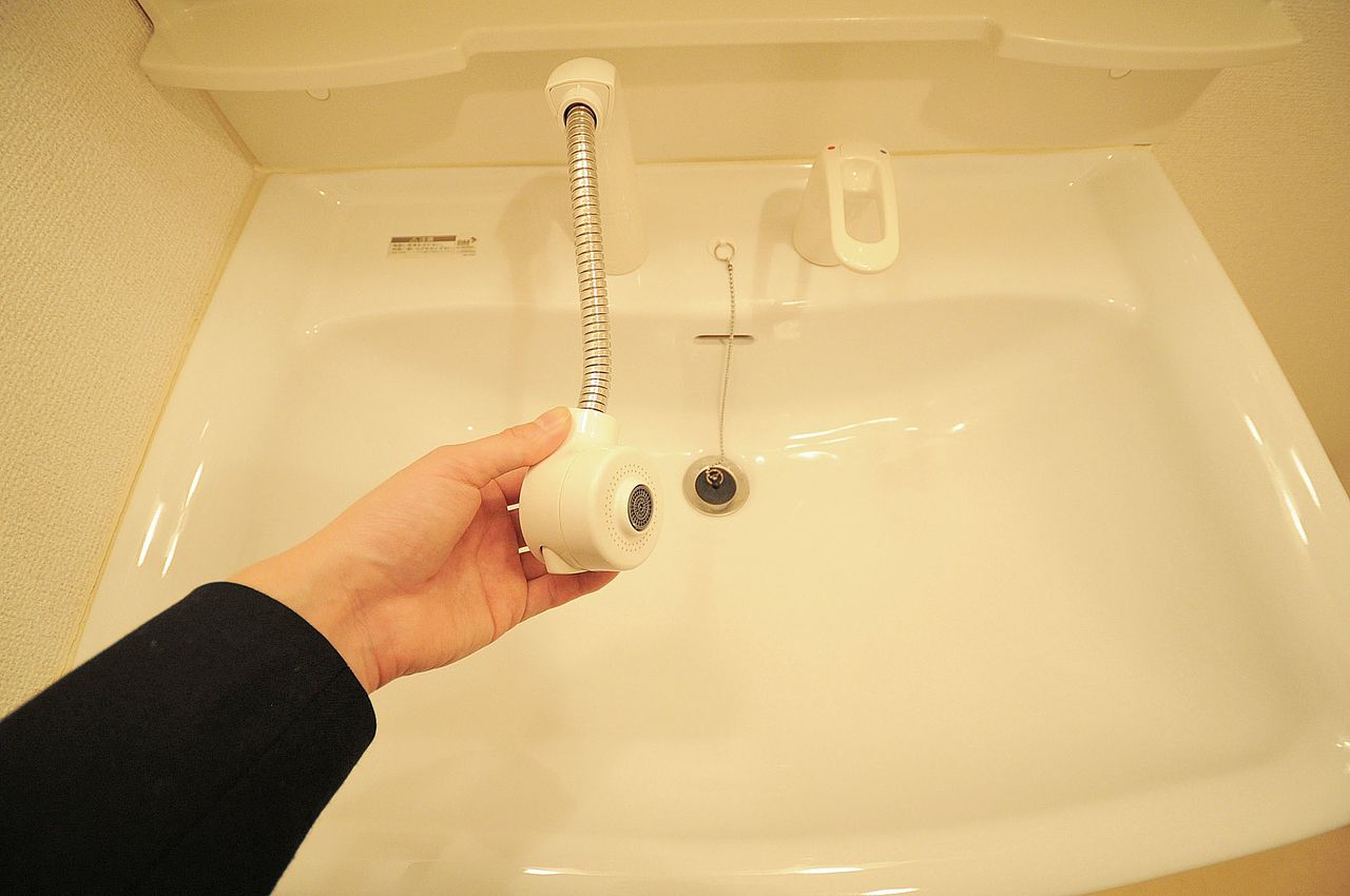 洗面台は伸びるシャワータイプとなっています。寝癖のセットやボウルのお掃除が簡単にできちゃいます。