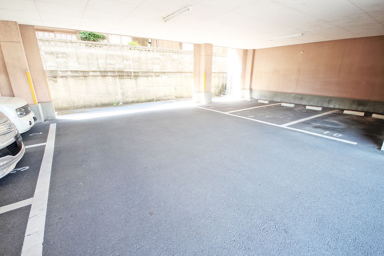 建物下の駐車場は愛車を守る最強の砦。洗車が嫌なら汚れなければいいのです。