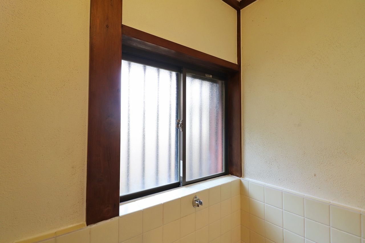 浴室の窓には、換気扇だけでは防げないカビの繁殖を抑える効果があります。サッシの窓を開けて換気扇を回すと、浴室内の空気が循環し、換気扇のパワー不足を解消します！