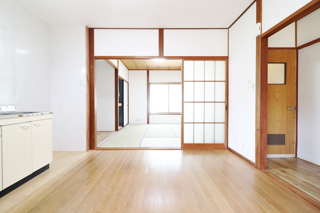 松本アパート102号室のDKから見た和室の画像です